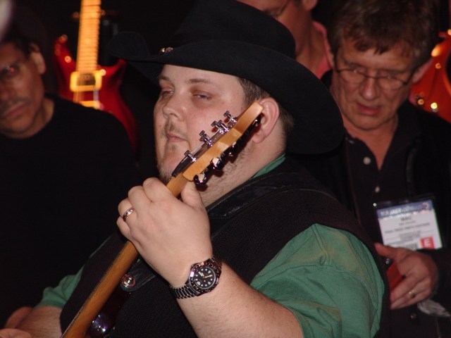 NAMM-%20120.jpg (640x480 -- 0 bytes)